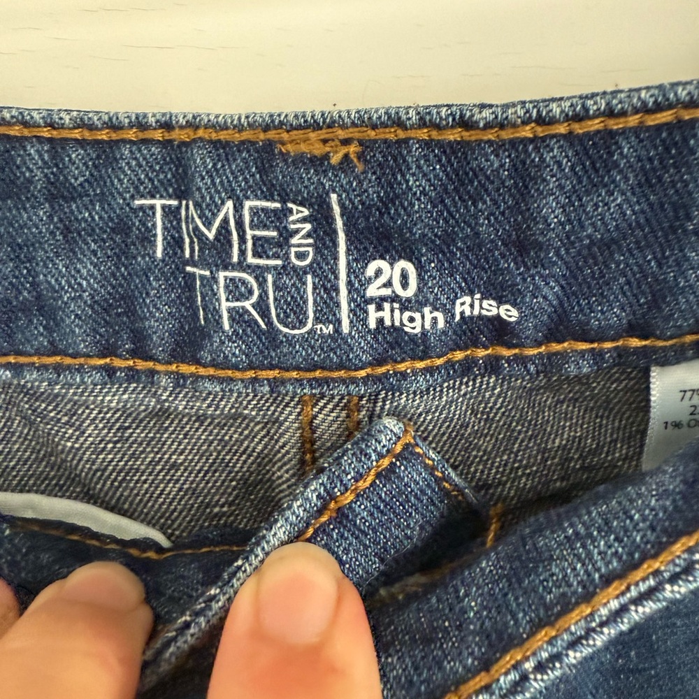 High Rise Distressed Jeans - Picture 2 of 4